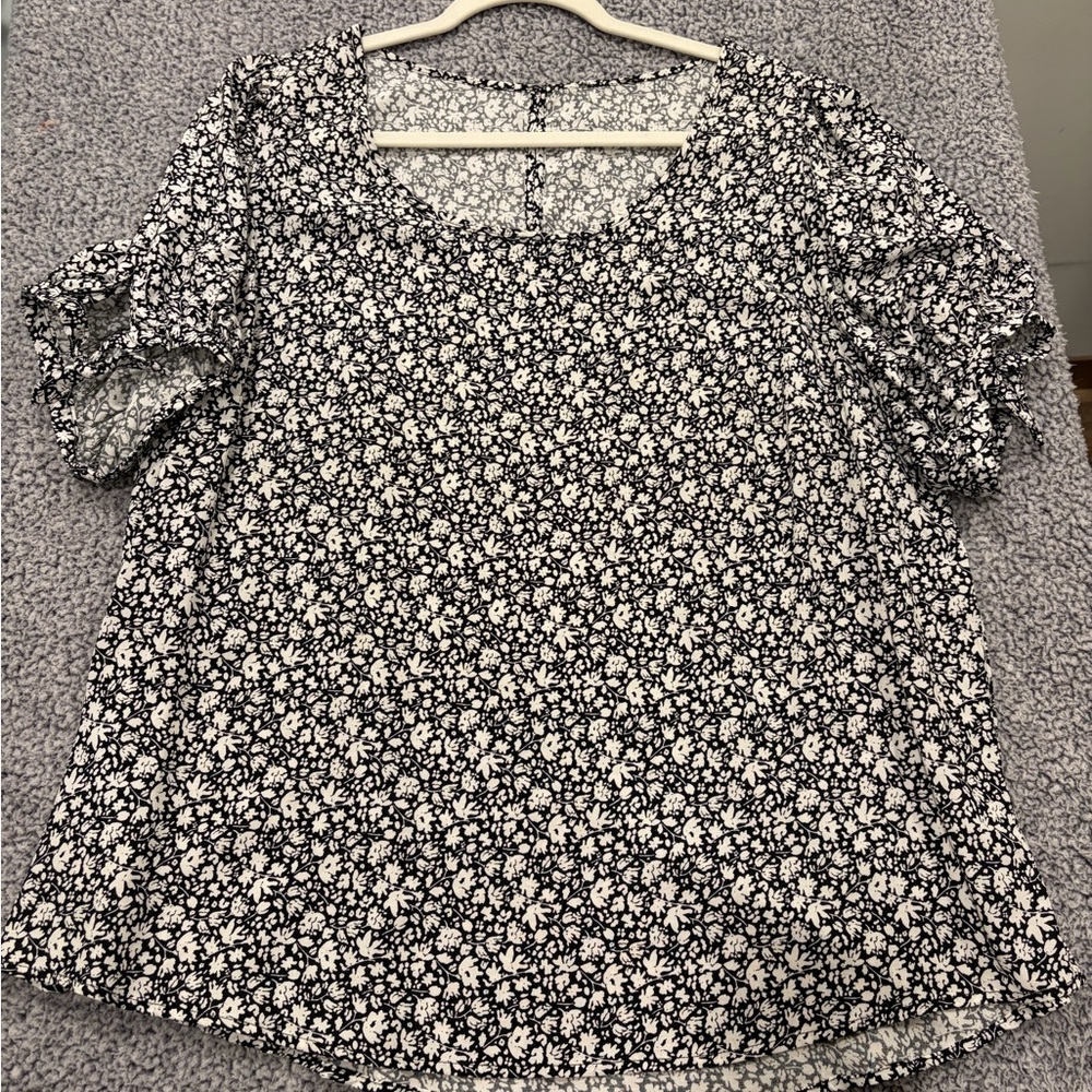 Women’s Black & White Floral‎ Scoop Neck Top